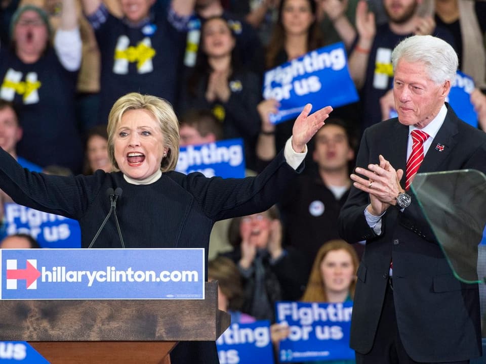 Hillary und Bill Clinton bei einer Wahlveranstaltung.