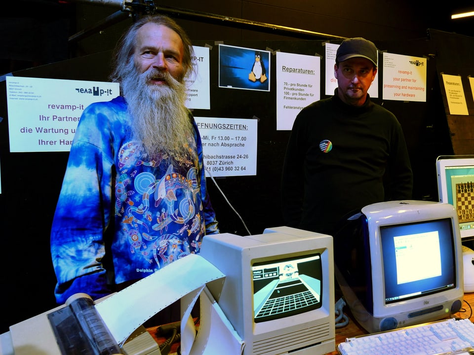 Zwei Männer mit ihrer Apple-Computer-Sammlung.
