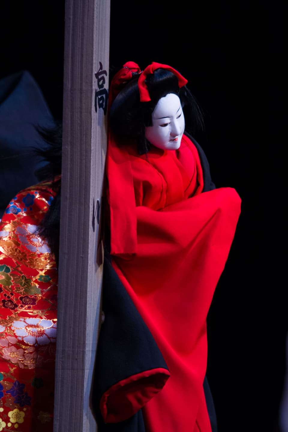 Eine japansiche Theaterpuppe in rotem Gewand