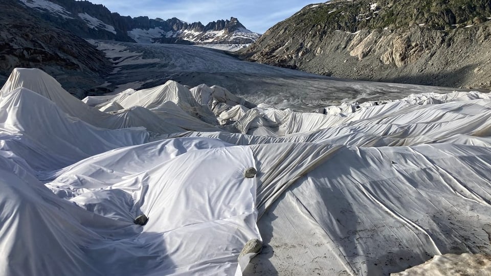 Mit Vlies gegen die Gletscherschmelze Weisses Flies auf dem Gletscher.