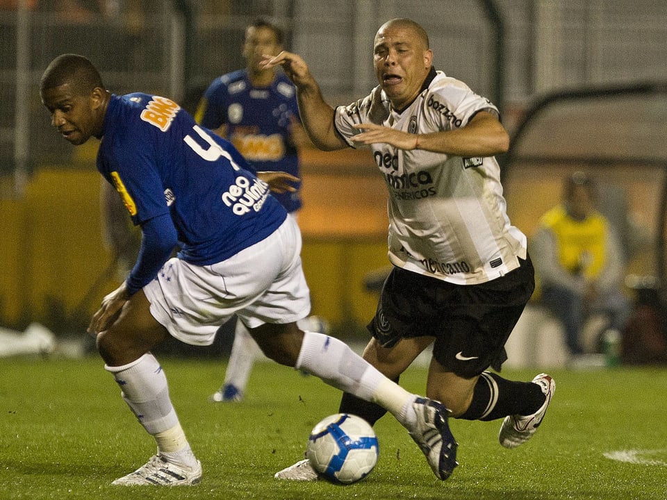 Ein dicklicher Ronaldo wird 2010 gefould und fällt zu Boden.