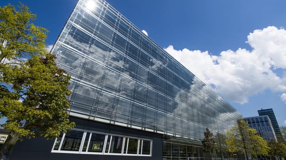 Fassade eines Bürogebäudes in der Stadt Zug.