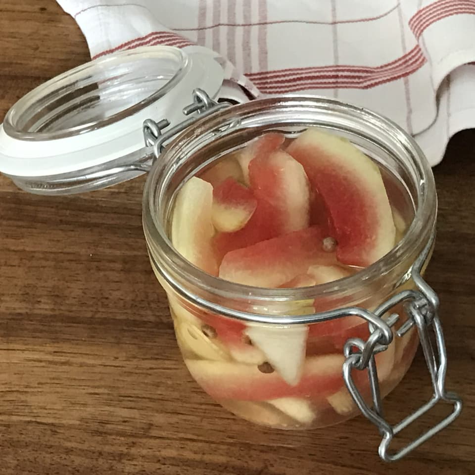 Melonenschale süss-sauer eingemacht in einem Glas.