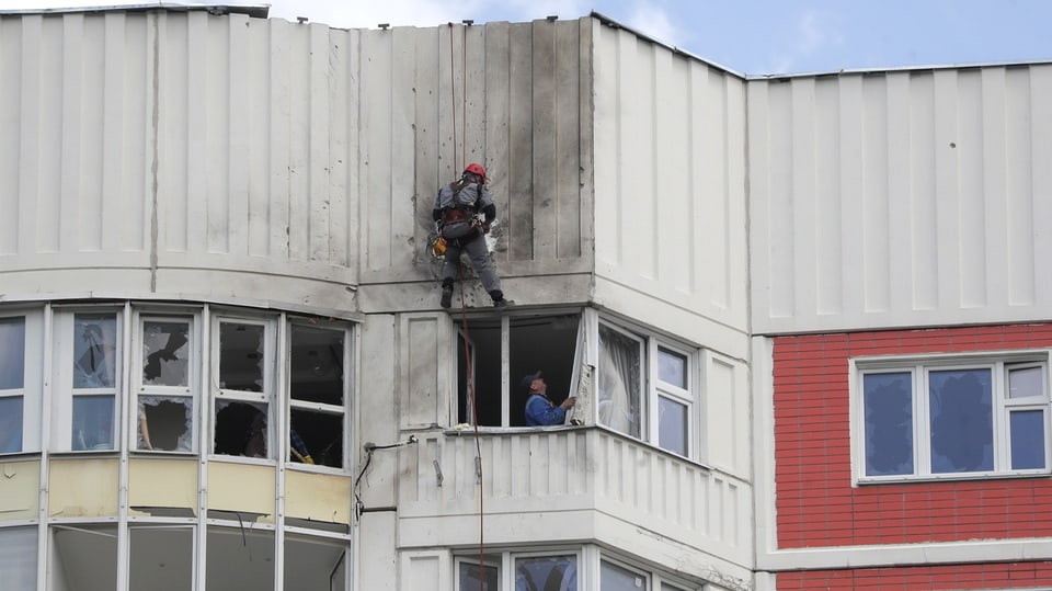 Ein Gebäude – offenbar in Moskau – weist geringfügige Schäden auf.