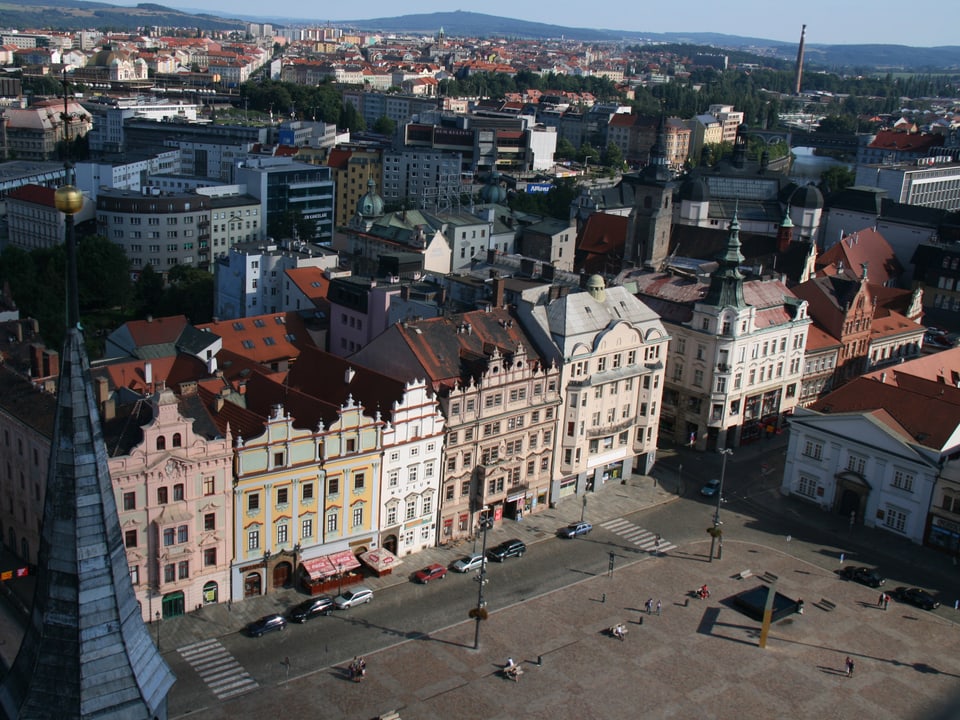 Blick von oben auf einen Marktplatz von hanseatischen Häusern gesäumt. 