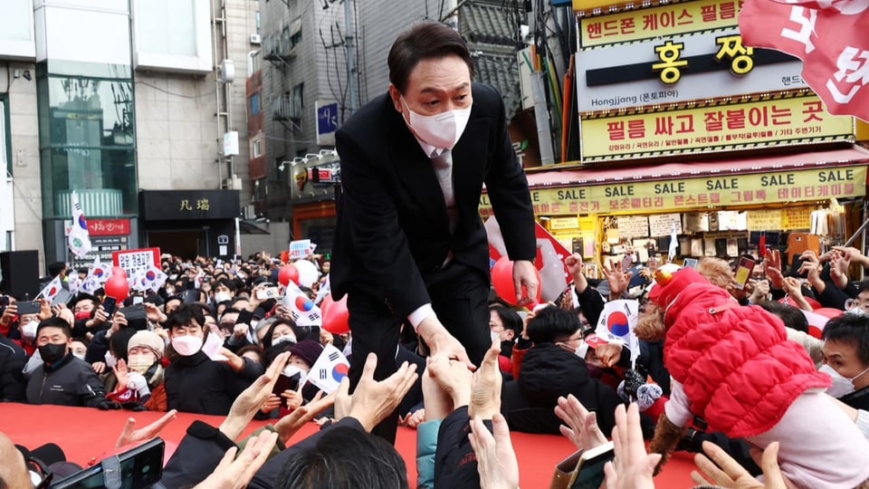 Yoon Suk Yeol mit seinen Anhängern während seiner Wahlkampagne in Seoul Anfang März.