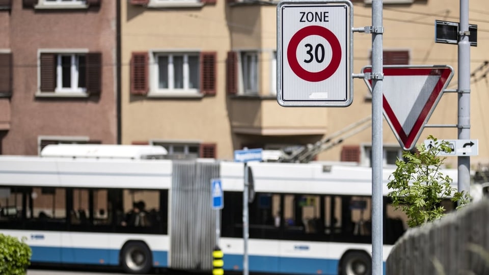 Ein Bus faehrt in der Tempo-30-Zone an der Mutschellenstrasse, fotografiert am Dienstag, 3. Mai 2022 in Zuerich.