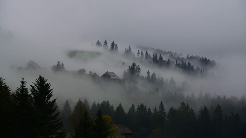 Nebel- und Wolkenfetzen über dem Emmental.