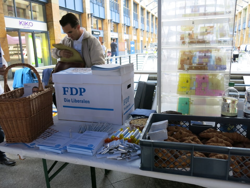 Die FDP richtet ihren Stand im Einkaufszentrum Metalli ein. 
