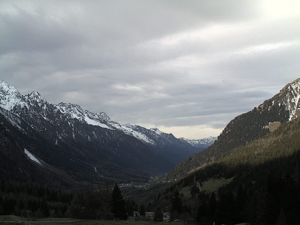 Das Bündner Südtal Bergell ist von einem dicken Wolkendeckel überzogen.
