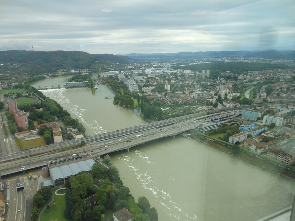 Blick aus einem Hochhaus auf den Rhein und das Flusskraftwerk Birsfelden.