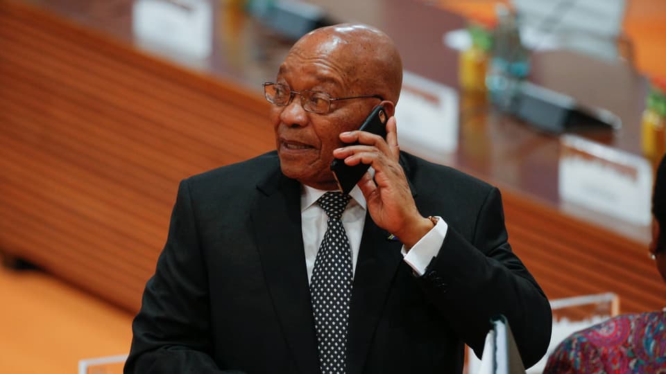 Jacob Zuma spricht in ein Telefon.
