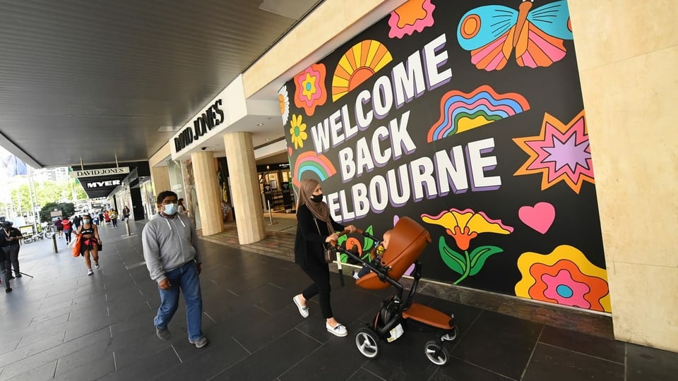 Ein Plakat mit der Aufschrift "Welcome Back Melbourne" vor einem Laden in Melbourne heisst die Einwohner nach dem Lockdown wieder willkommen.