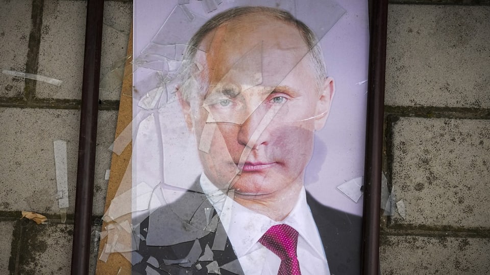 Bild von Wladimir Putin mit zerbrochenen Glas 