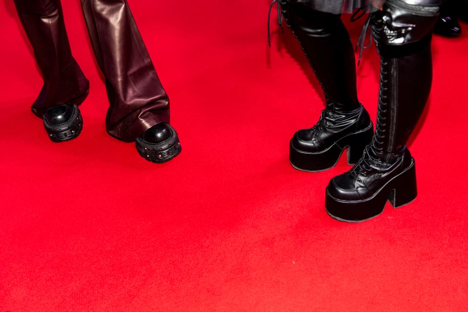 Schuhe auf dem roten Teppich