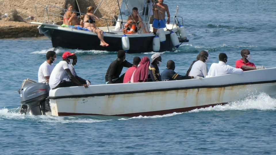 Eine Aufnahme vom 21. August 2020 vor der italienischen Insel Lampedusa. Die Boote der Migranten sind oft kaum seetüchtig. 