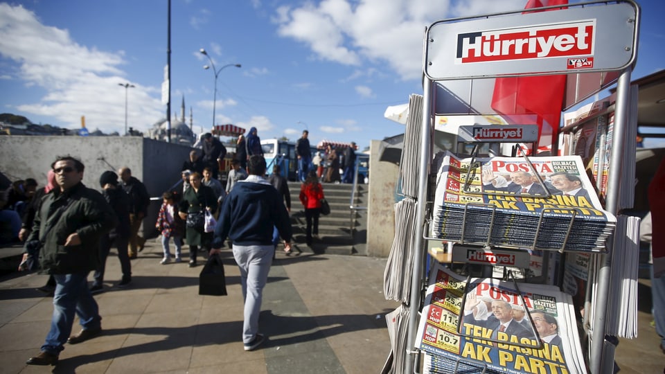 Zeitungsstand mit türkischen Zeitungen auf einem belebten Platz
