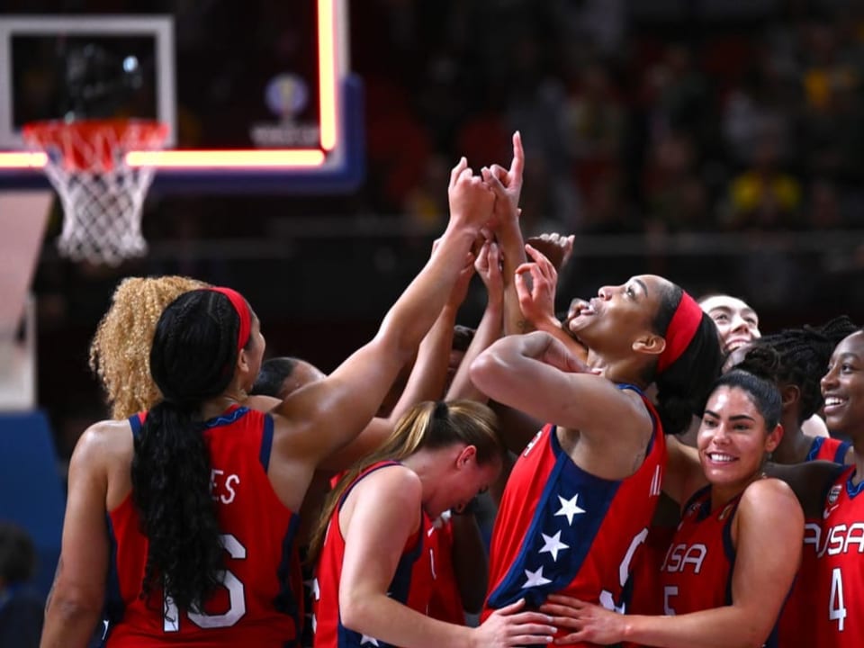 Die US-Basketballerinnen bejubeln den WM-Titelgewinn.