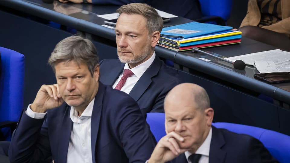 Robert Habeck (Wirtschaftsminister, Grüne, links), Christian Lindner (Finanzminister, FDP, Mitte) und Olaf Scholz