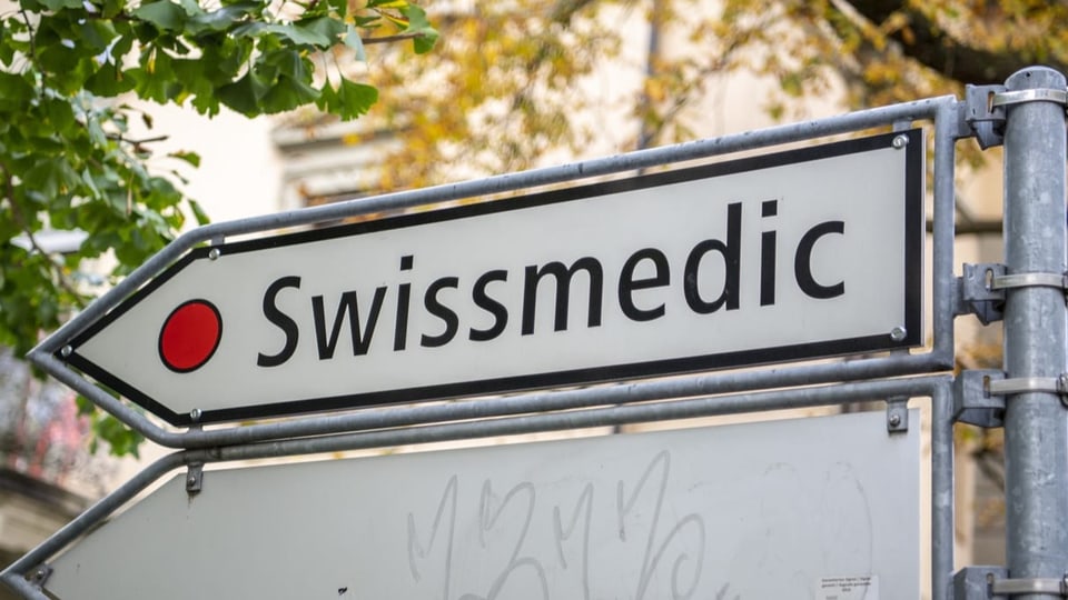 Auf einem Strassenschild steht «Swissmedic».