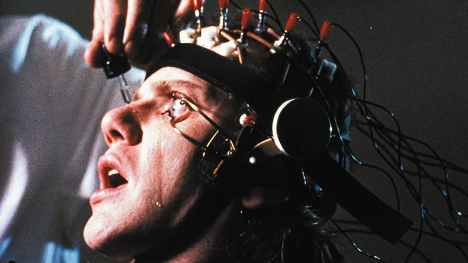 Ein Mann mit Elektroden auf dem Kopf.