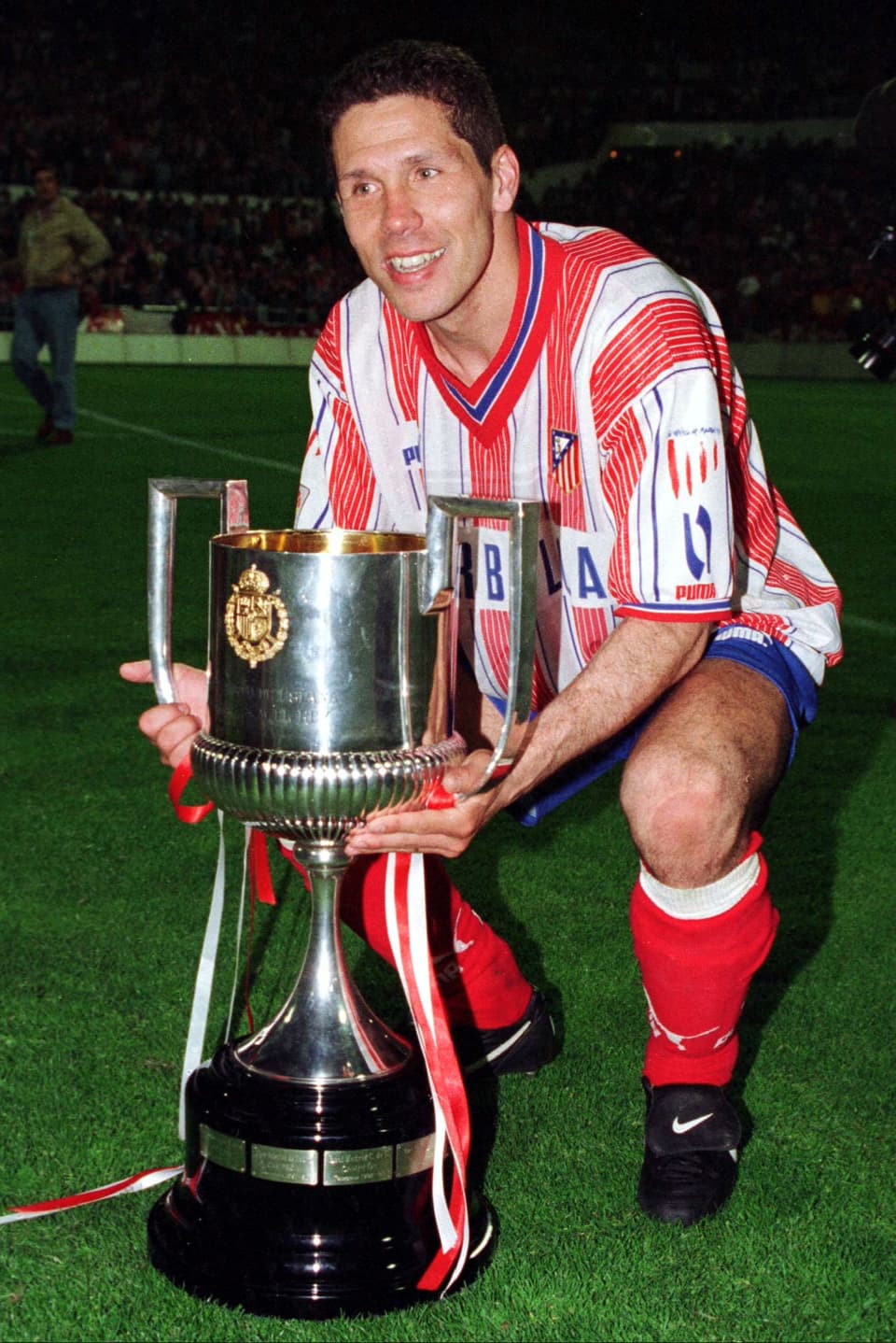Diego Simeone mit Pokal.
