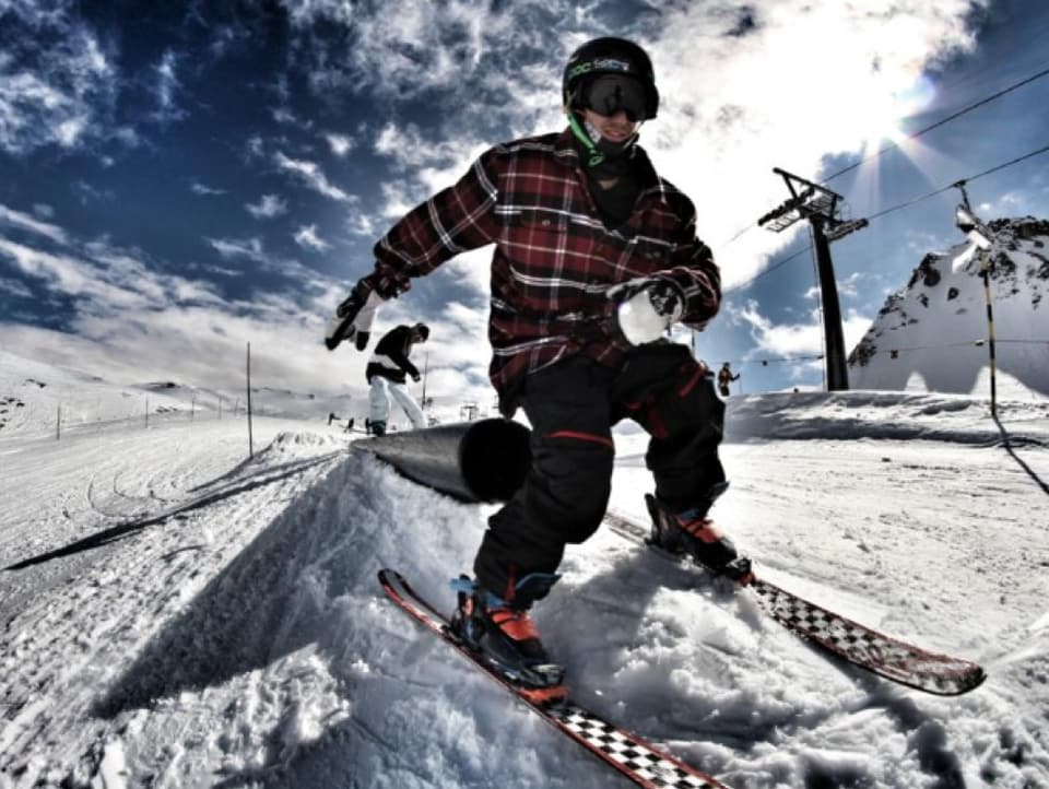 Nando Lötscher auf Ski.