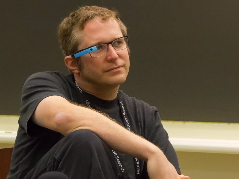 Thad Starner, Professor am Georgia Tech College, mit seiner blauen Google-Brille.