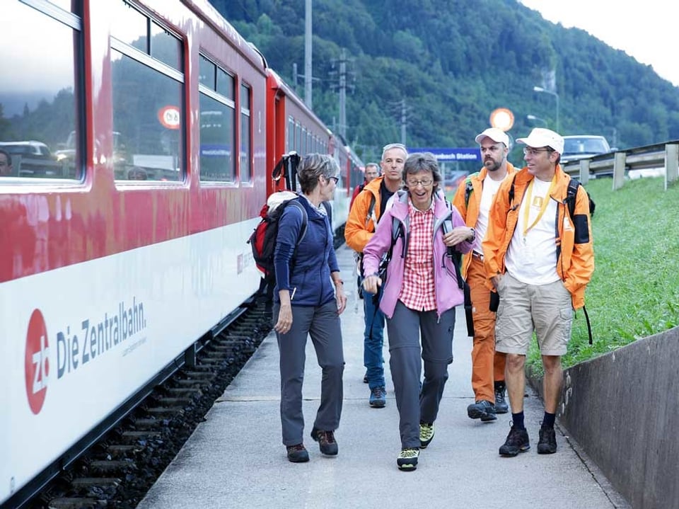 Eine Wandergruppe auf dem Bahn-Perron.