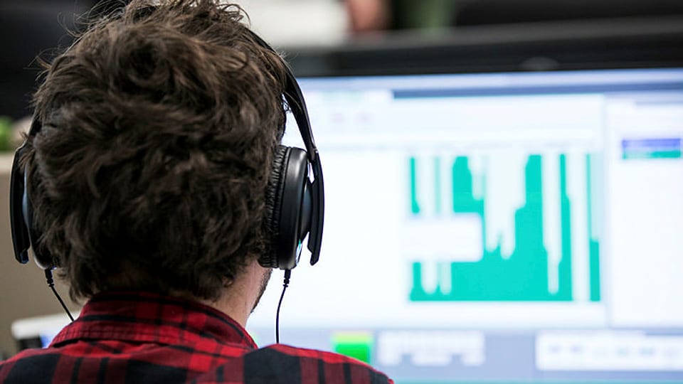 Person sichtet Informationen auf dem Bildschirm