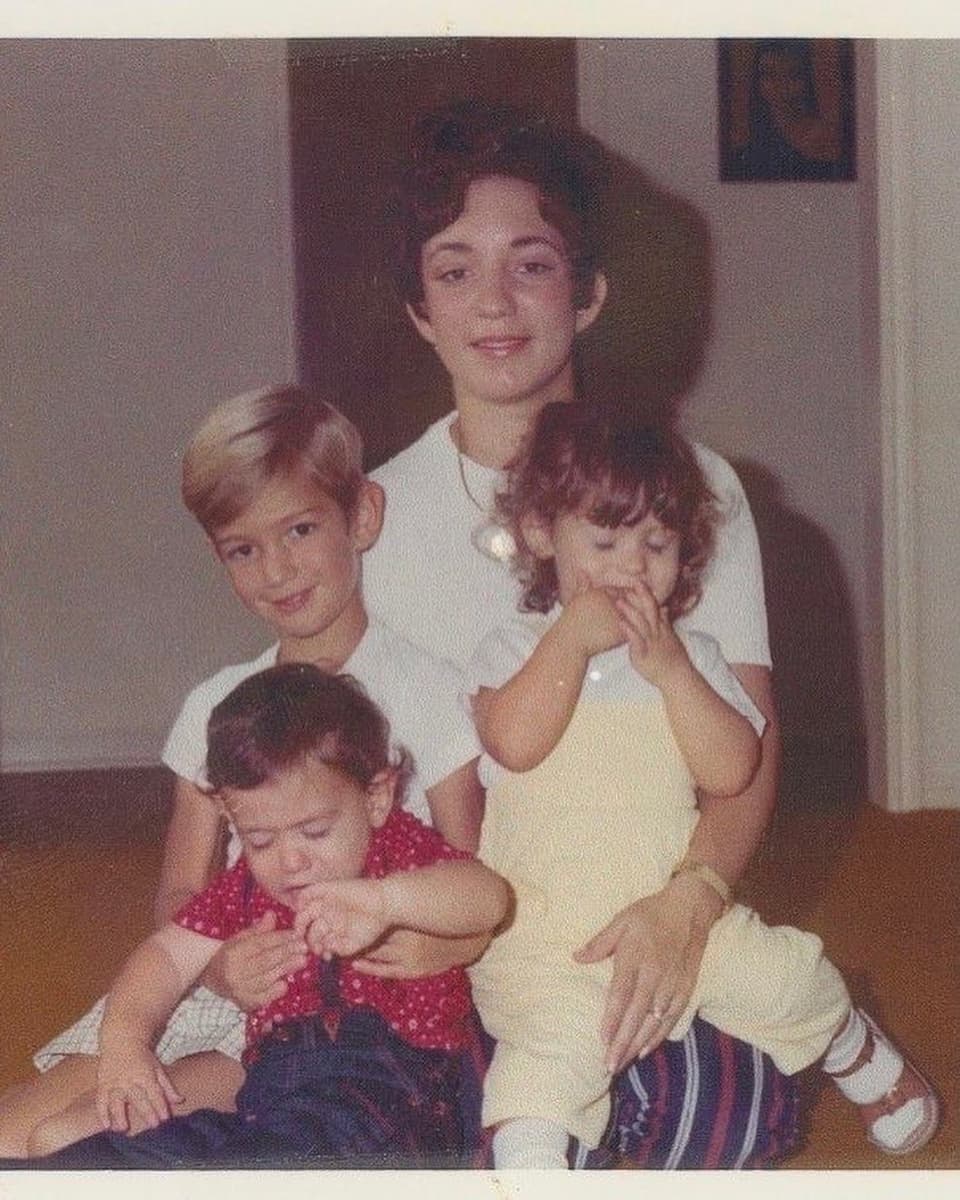 Jeff Bezos als Kleinkind mit seinen Geschwistern auf der Schoss seiner Mutter