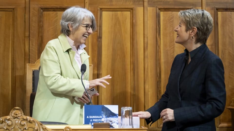 Elisabeth Baume-Schneider (links) und die derzeitige Justizministerin Karin Keller-Sutter lachen vergnügt.