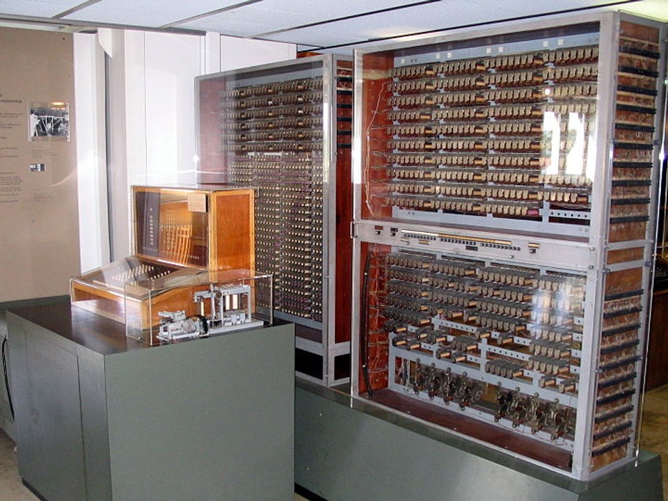 Ein grosser Computer – der Z3 – in Vitrinen.