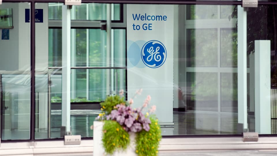 GE-Logo beim Eingang eines Firmengebäudes
