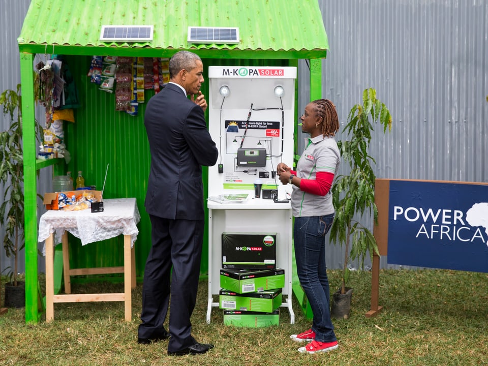 Eine Frau erklärt Obama ihren Solarenergie-Stand. 