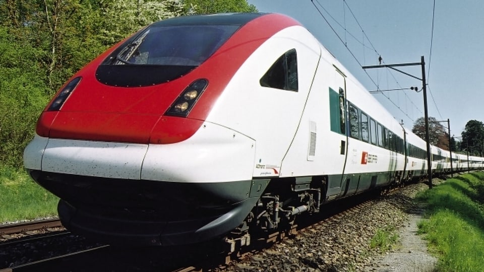 ICN Zug bei der Vorbeifahrt geknipst, mit rot-weisser Front und weissem Anstrich auf der Seite. Das Foto wurde bei Sonnenschein aufgenommen.