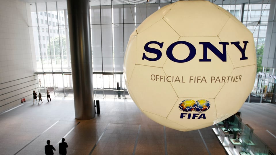Übergrosser Fussball mit der Aufschrift Sony und Fifa im Sony-Hauptquartier als Symbol für die Partnerschaft