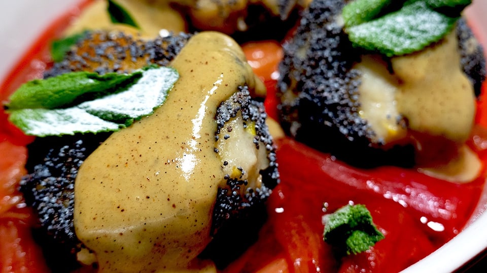 Süsse Knödel mit Vanille-Sauce, Rhabarber Kompott & Orangen Salsa lle-Sauce, Rhabarber Kompott & Orangen Salsa