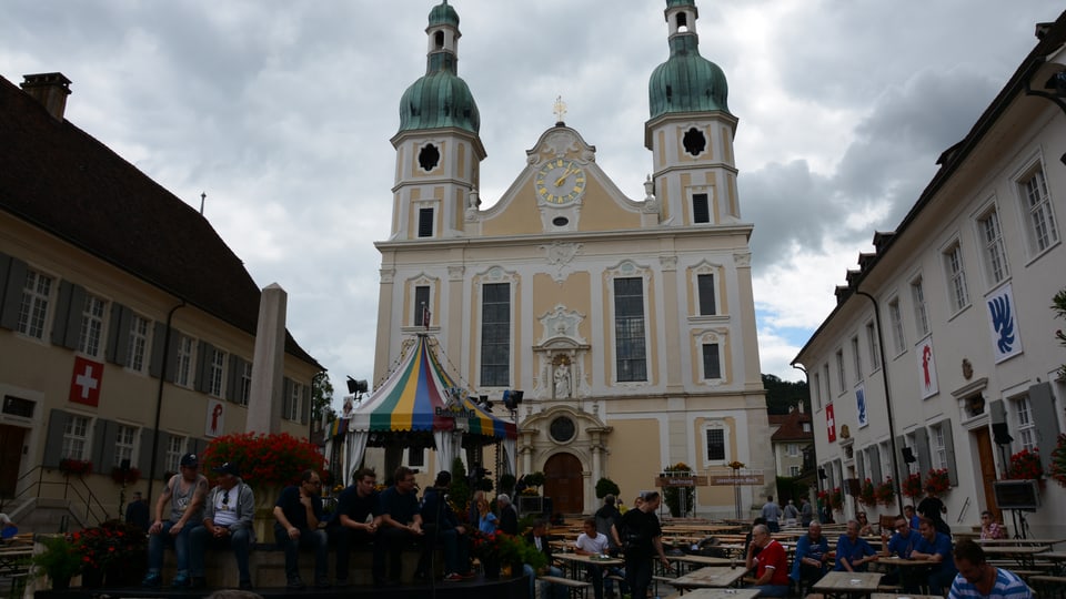 Donnschtag-Jass Zelt vor der Kirche