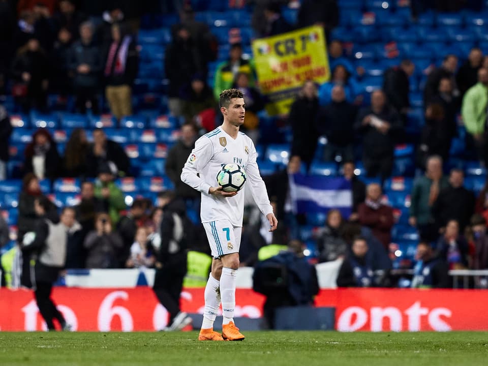 Cristiano Ronaldo schnappt sich den Ball.