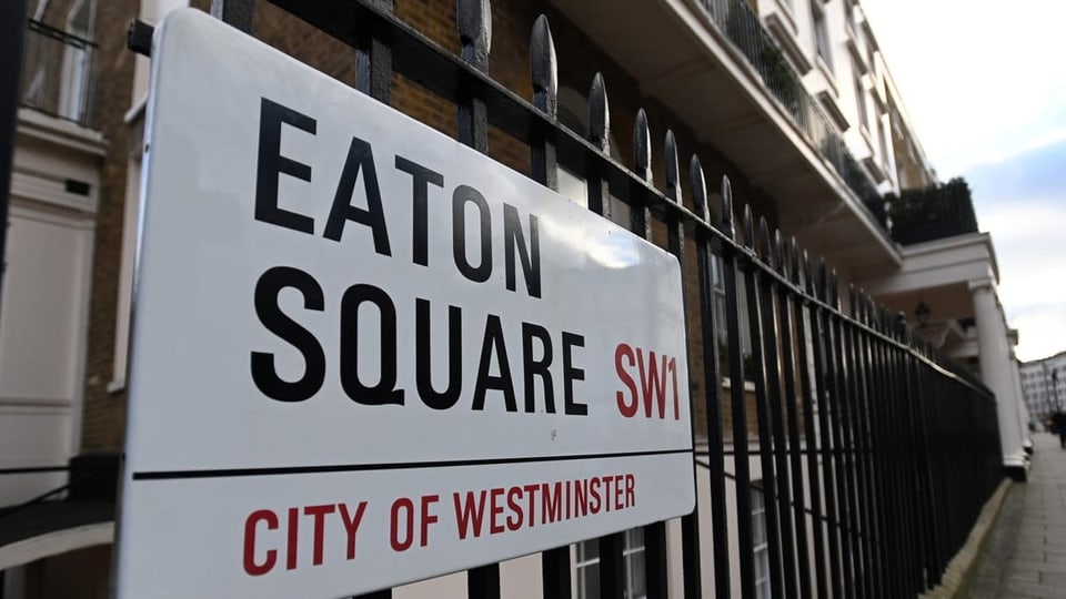 Ein Strassenschild mit den Worten «Eaton Square» hängt an einem Zaun in London.