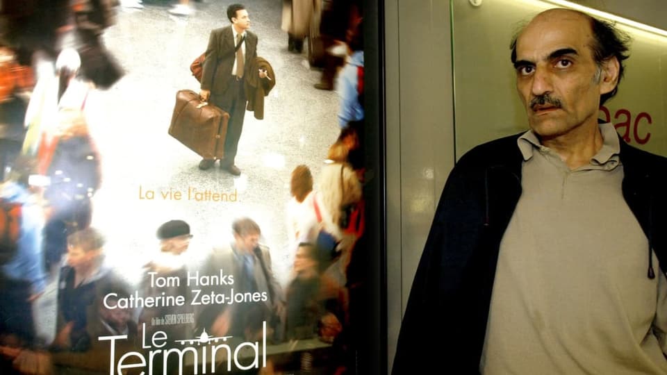 Nasseri vor dem Filmplakat von «Terminal»