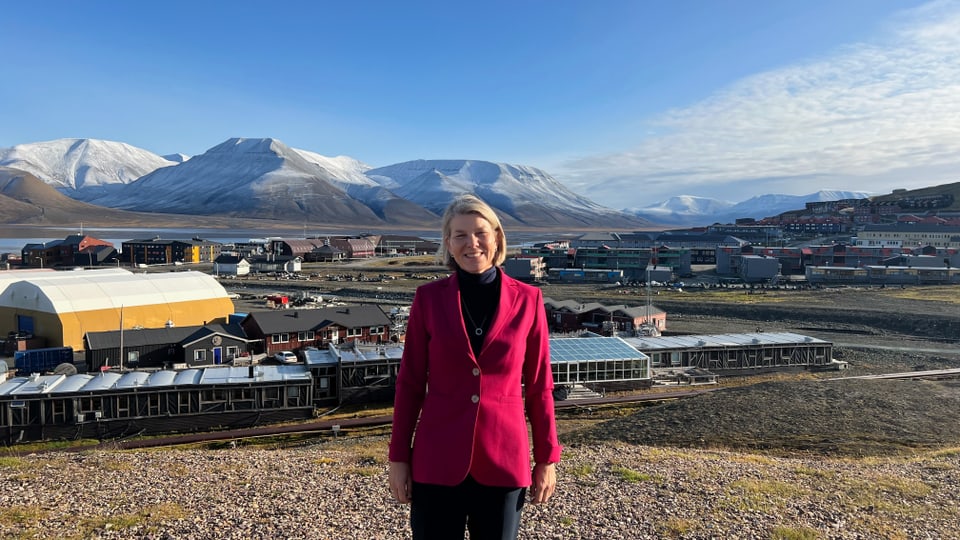 Die Vizegourverneurin Katharina Rise in Spitzbergen schaut lächelnd in die Kamera.
