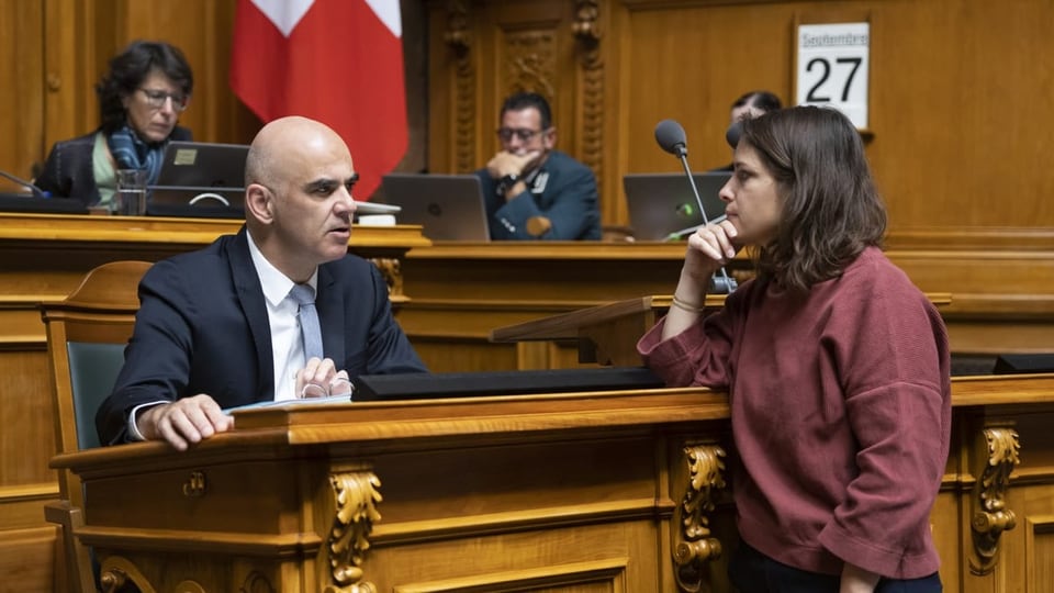 Alain Berset und Mattea Meyer sprechen zusammen im Parlament.