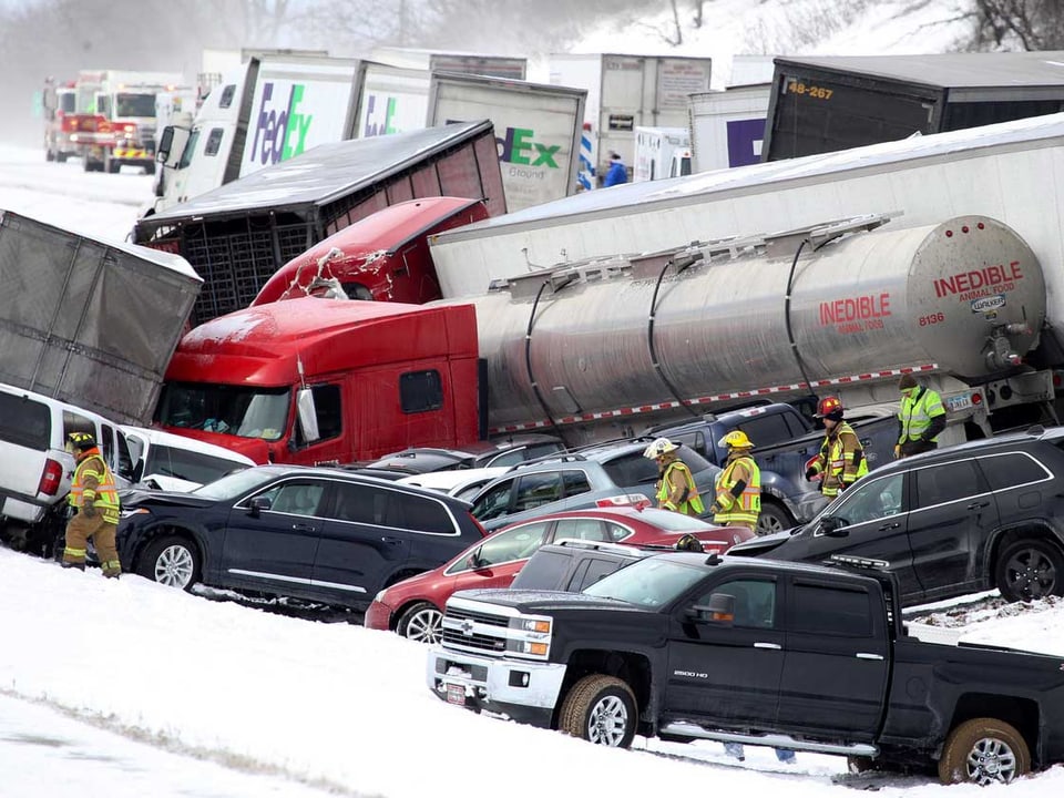 Lastwagen und Autos im Schnee