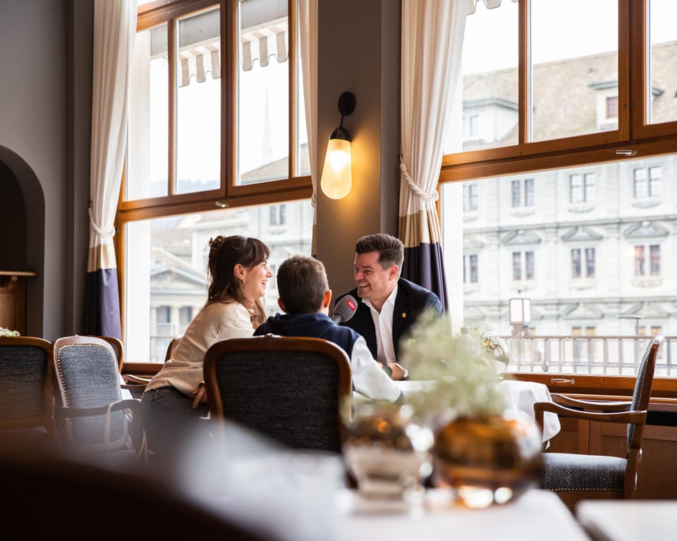 Der Rundgang neigt sich dem Ende zu Dania, Andris und Raphael im Restaurant «La Rôtisserie».