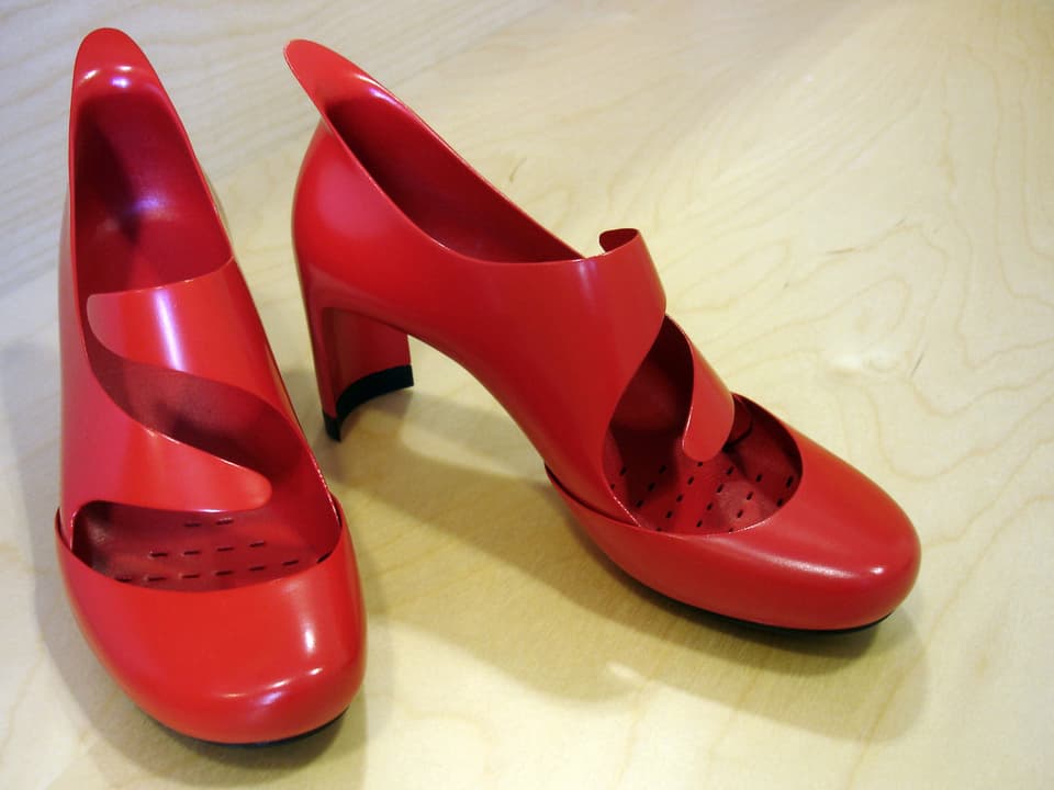 Elegante rote Damenschuhe mit Absatz.