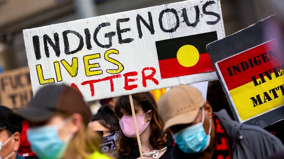«Indigenous Lives Matter». Die Proteste gegen Polizeigewalt vom 6. Juni in Melbourne nehmen klar Stellung zur Ungleichbehandlung der Ureinwohner.
