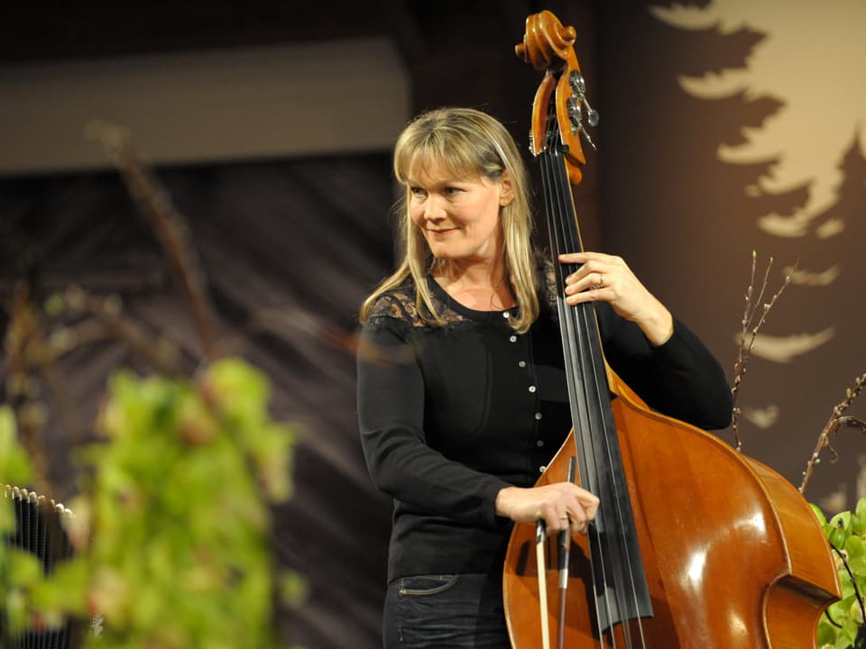 Annemarie Knechtle am Bass.