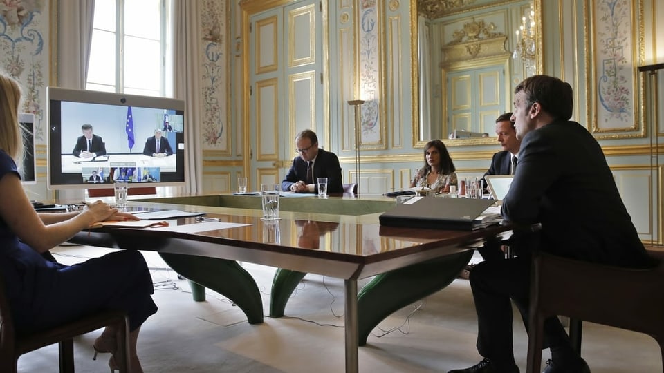 Macron an Videokonferenz.
